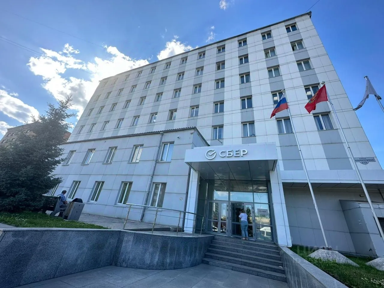 В Красноярске за 220 млн рублей продают офисное здание «Сбербанка»