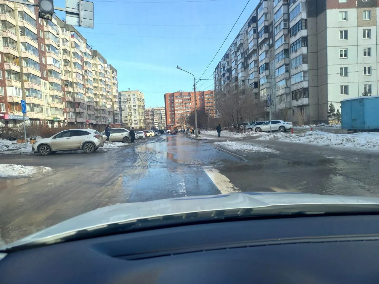 В Красноярске вода подтопила проезжую часть на улице Водопьянова