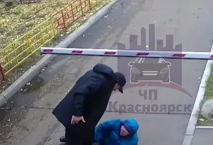 В Красноярске следователи задержали избившего 86-летнюю пенсионерку мужчину