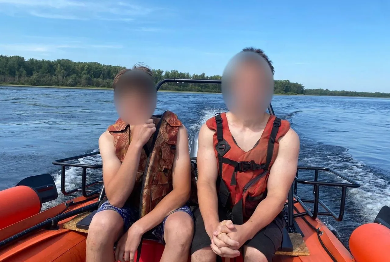 В Красноярском крае подростки решили переплыть Енисей и едва не утонули