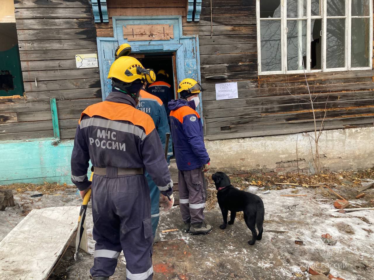 В Красноярске под обвалившейся кровлей нежилого дома нашли тело женщины