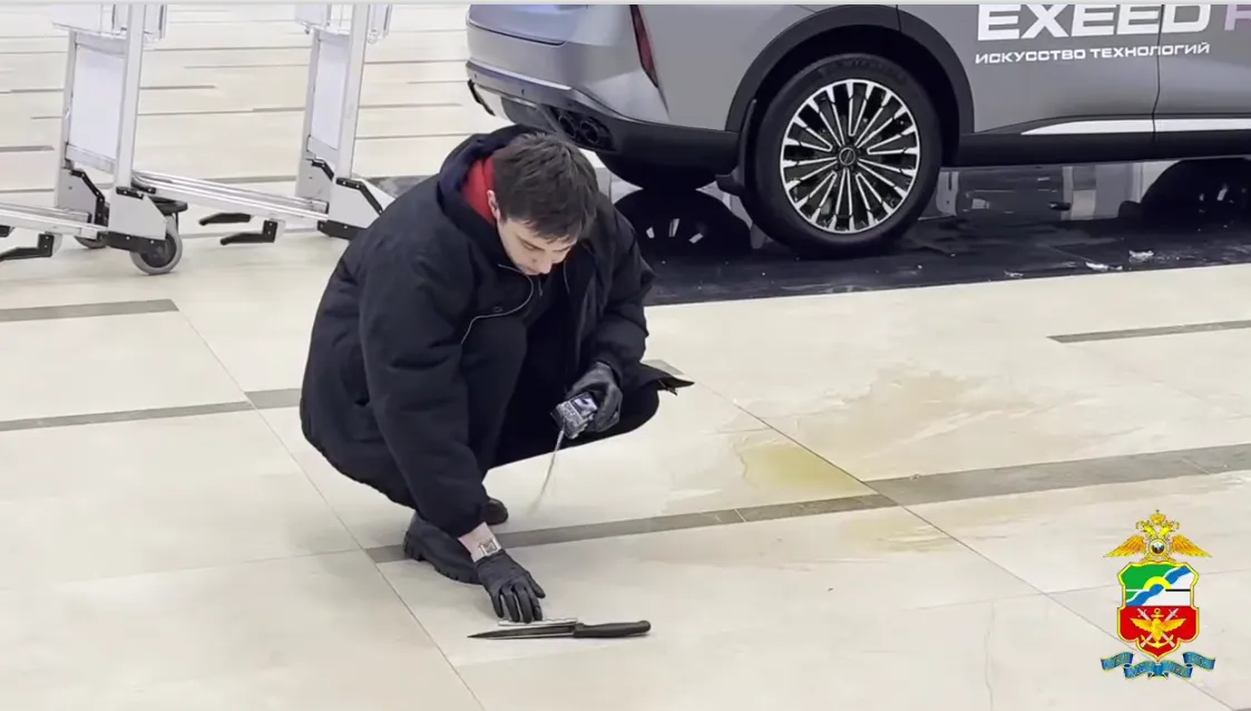 В Красноярске 40-летний мужчина напал с ножом на пассажира аэропорта