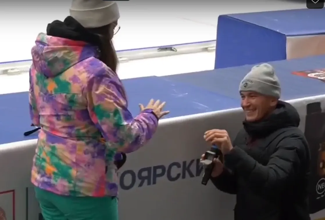 Красноярец сделал предложение девушке на хоккейном матче в Красноярске