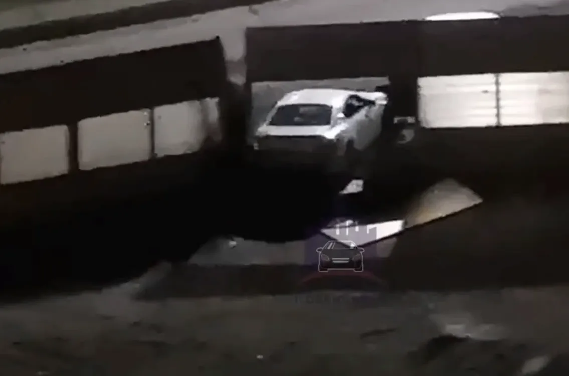В Красноярске водитель на «Субару» въехал в забор