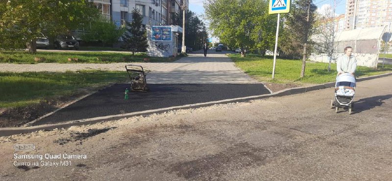 В Красноярске на улице Алексеева асфальтируют тротуары