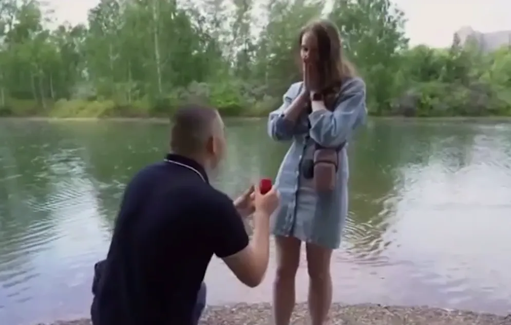 В Красноярске полицейский сделал предложение свой девушке в эфире программы «Жизнь своих»