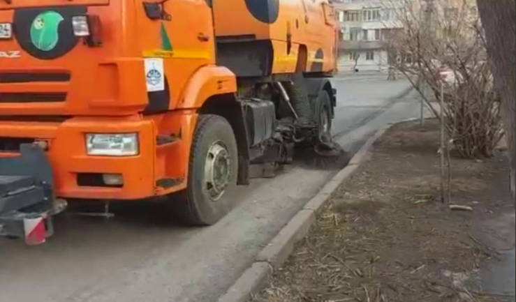 Зимой на улицы Красноярска высыпали почти 34 тысячи кубометров песка