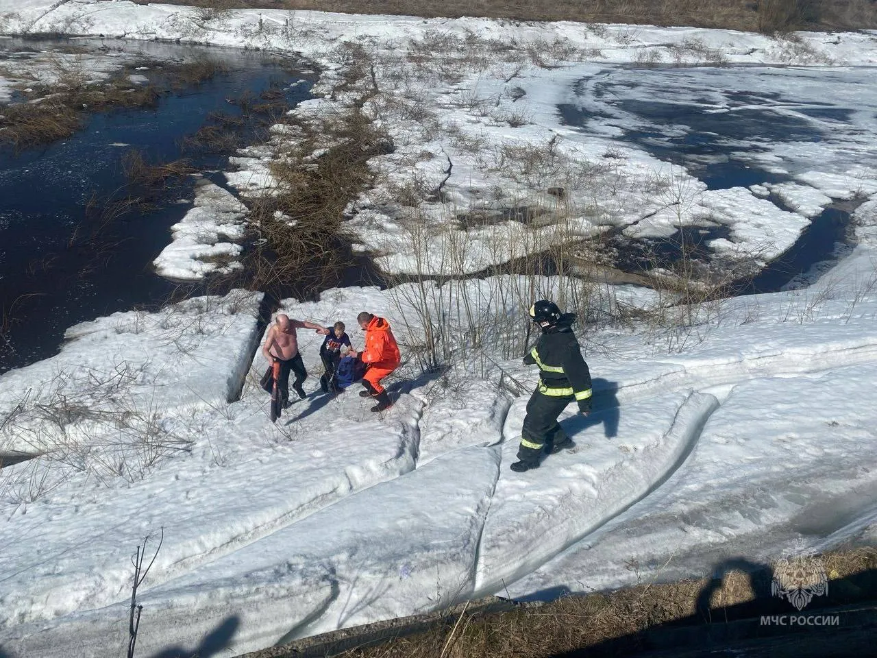 В Красноярском крае случайный прохожий спас провалившегося под лед ребенка