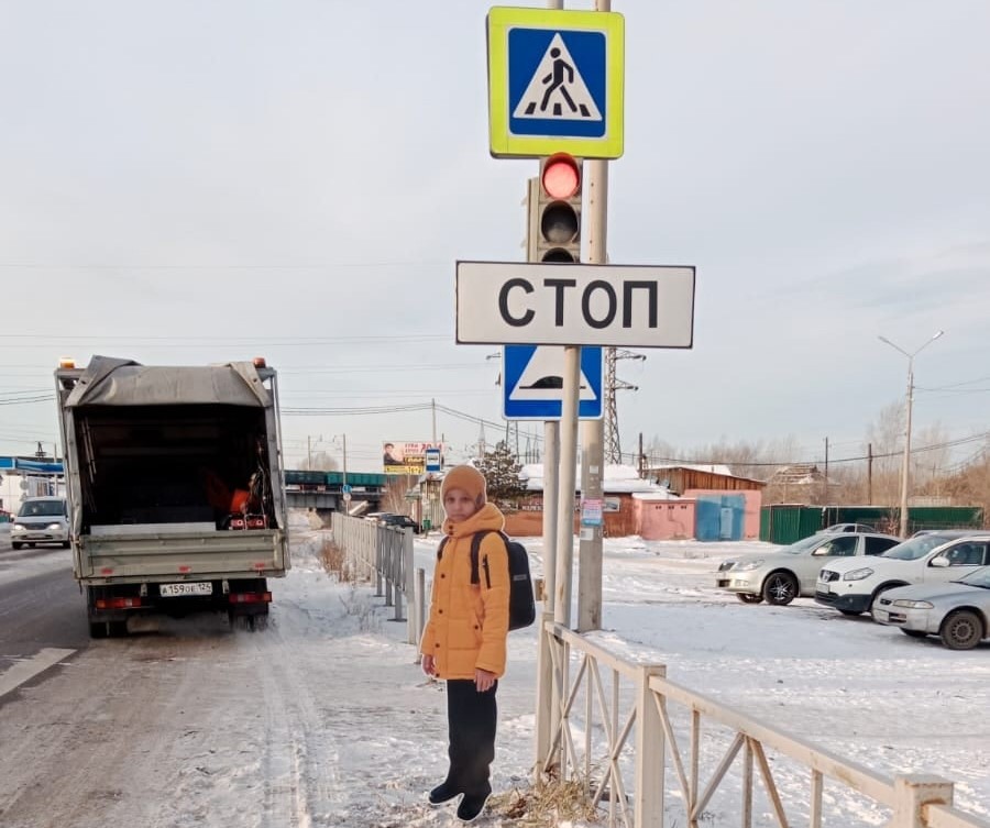 В Березовском районе на пешеходных переходах поставили фигуры с изображением школьника
