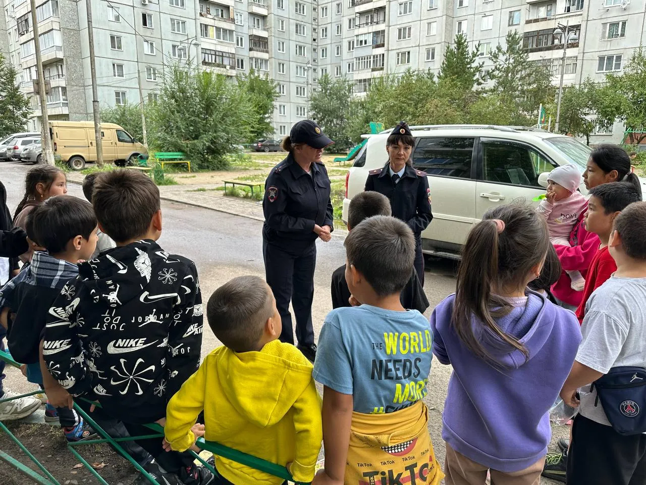 В Красноярске госавтоинспекторы напомнили детям правила безопасности