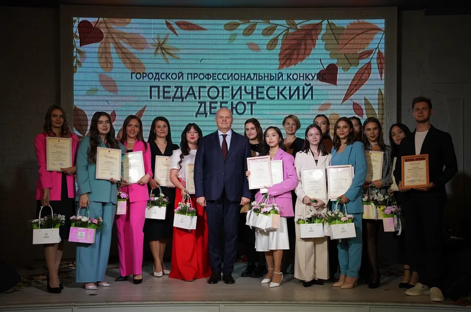 Мэр Красноярска Владислав Логинов наградил педагогов накануне Дня учителя