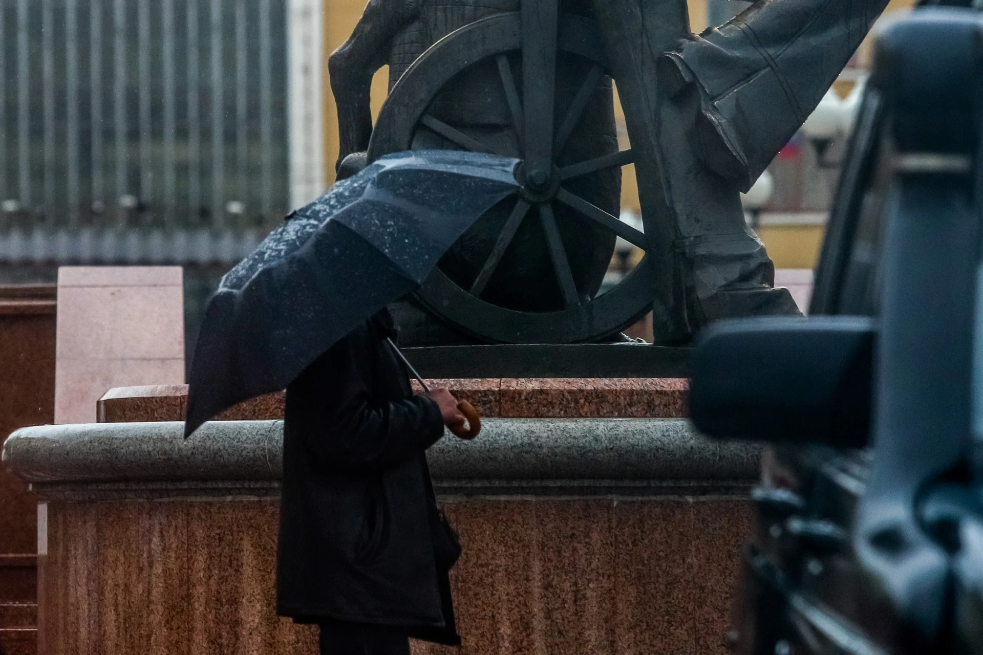 В международном аэропорту Красноярск появился упаковщик зонтов