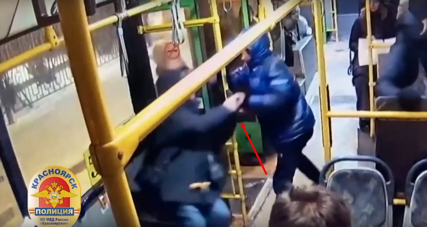 В Красноярске 21-летний парень ограбил пенсионера в автобусе
