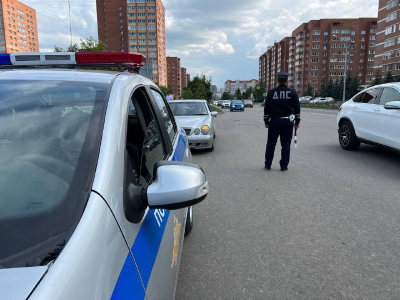 В Красноярске на улице Калинина холодная вода подтопила проезжую часть