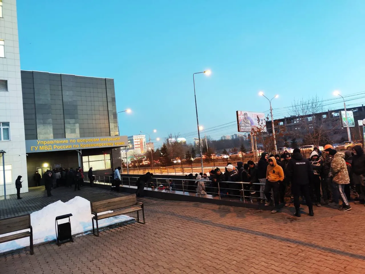 В Красноярске 17 мигрантов-нарушителей получили повестки в военкомат