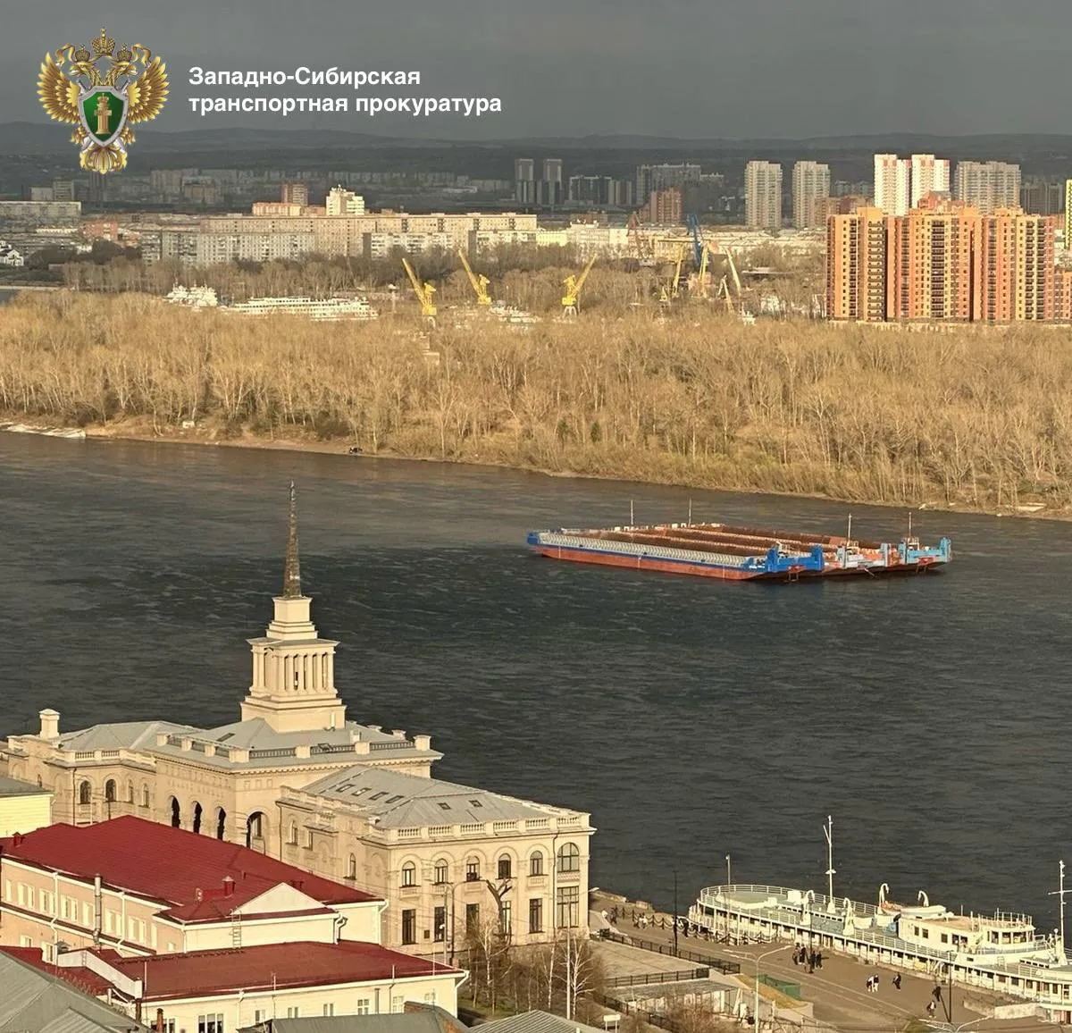 В Красноярске на Енисее лодка столкнулась с баржей