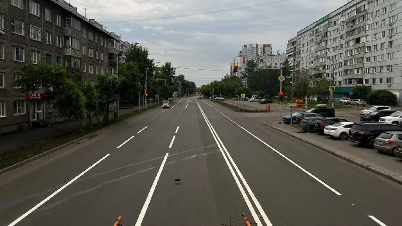 В Красноярске разметку на дорогах наносят вручную и на разметочных машинах