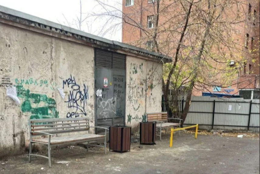 В Красноярске на бывшей контейнерной площадке появились лавочки и урны