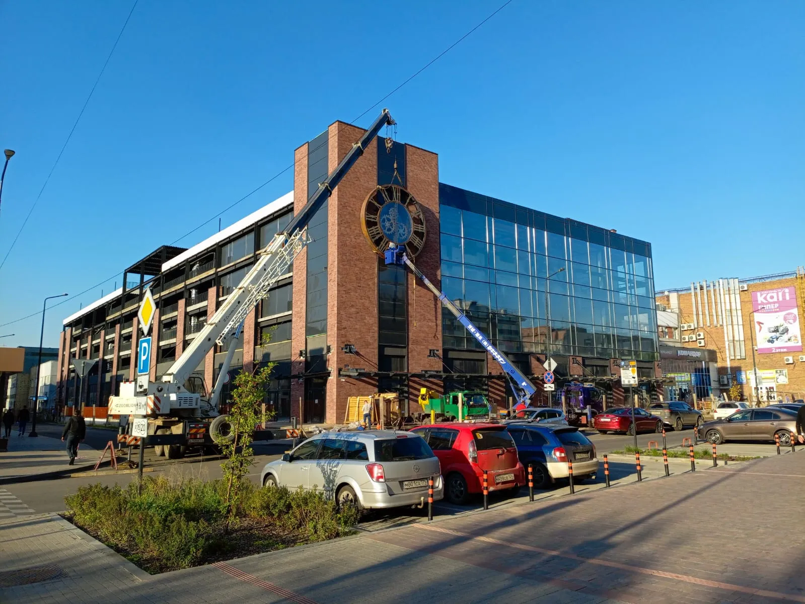 В Красноярске со здания многоуровневой парковки на Красной Армии сняли часы
