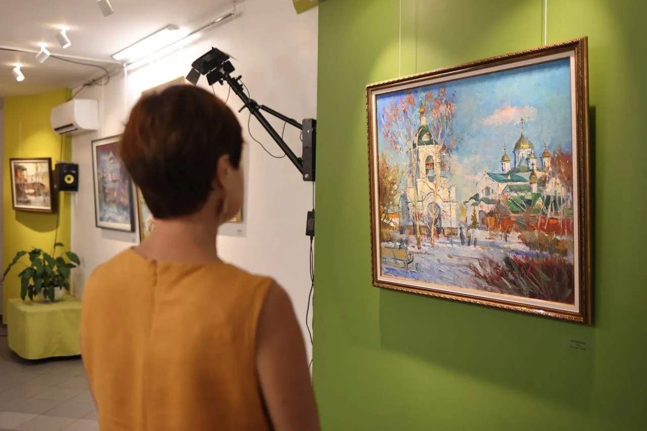 В красноярском Доме искусств работает выставка Леонида Кузнецова под названием «Городские истории»