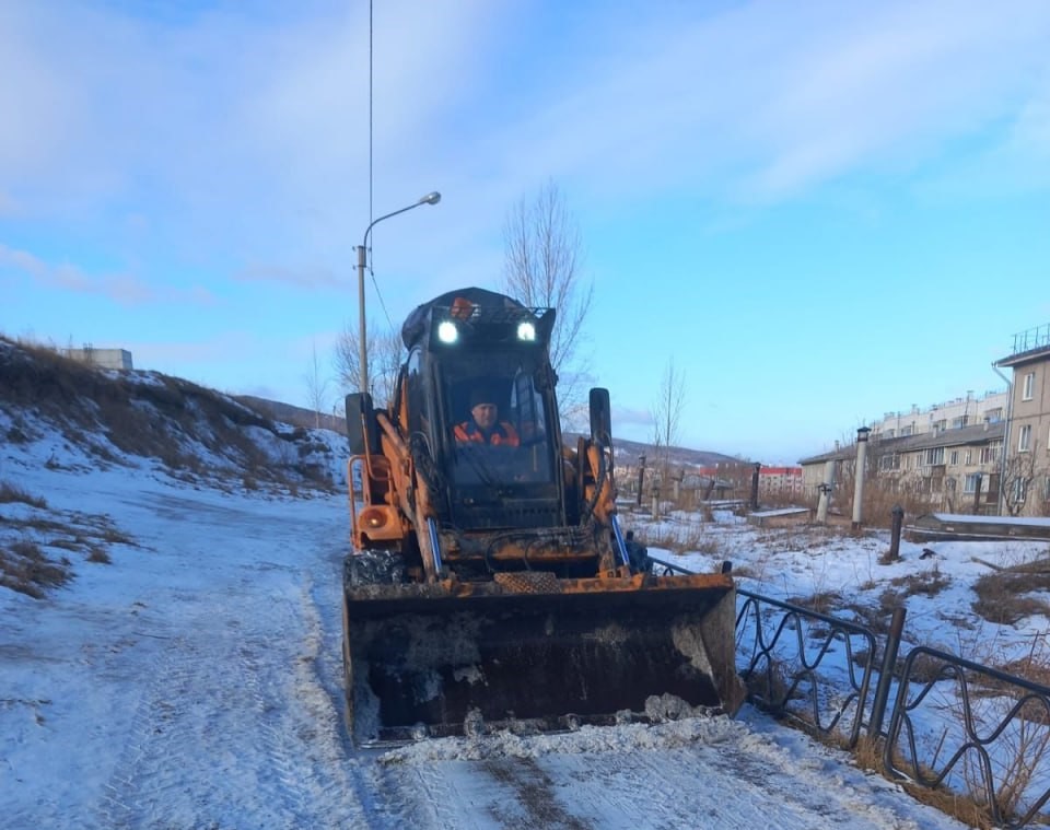 В Красноярске 13 марта более 200 дорожников борются с гололедом на тротуарах