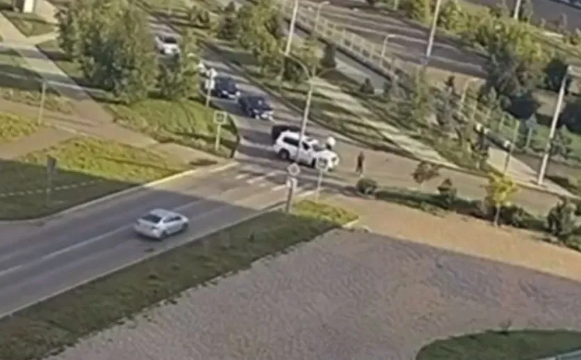 Еще одного участника свадебного кортежа в Красноярске привлекли к ответственности