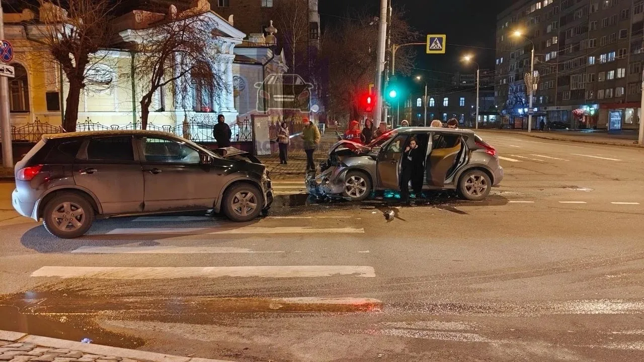 В центре Красноярска столкнулись два «Ниссана»