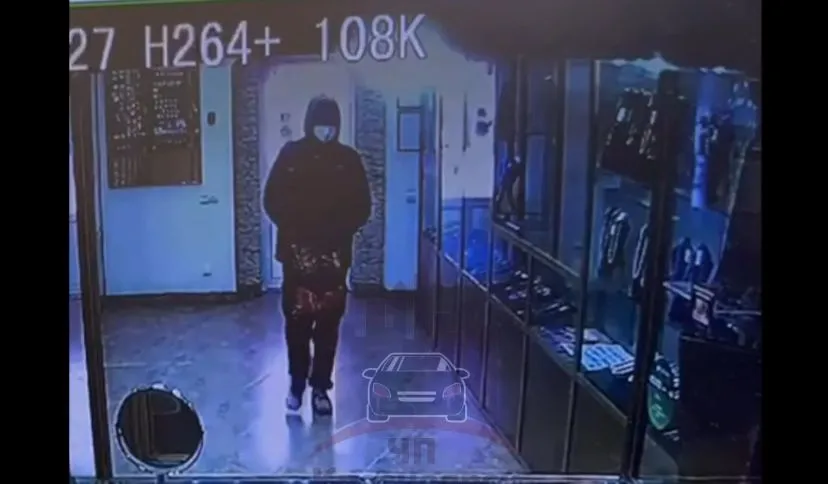 В Назарове мужчина разбил витрину в ювелирном магазине и похитил золотые украшения