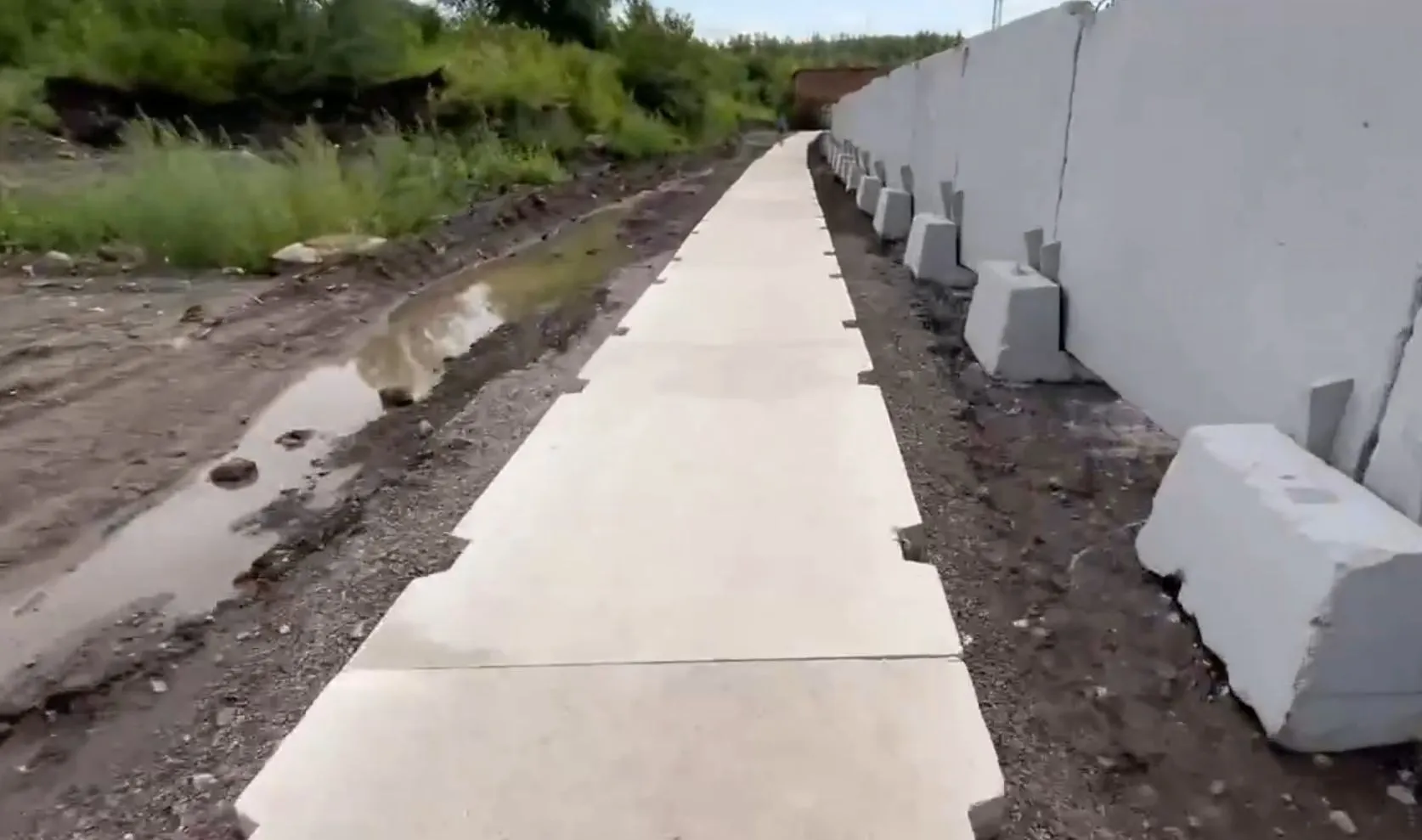 В Красноярске рядом с будущей школой в Образцово обустроили тротуар