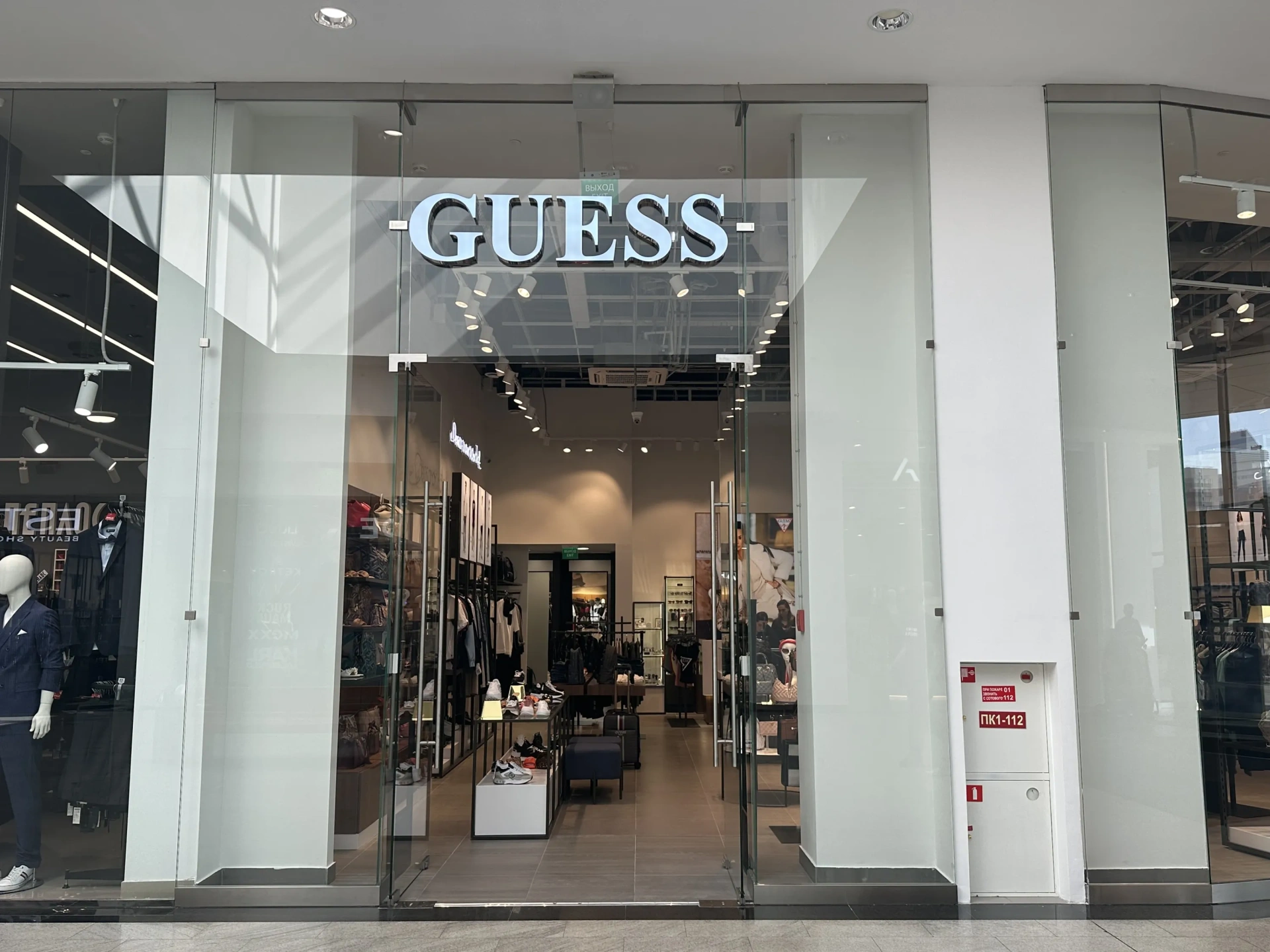 В Красноярске переехал магазин GUESS в ТРЦ «Планета»