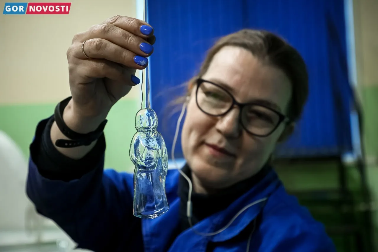 Красноярцам показали первую игрушку «Наставник» по эскизу школьницы