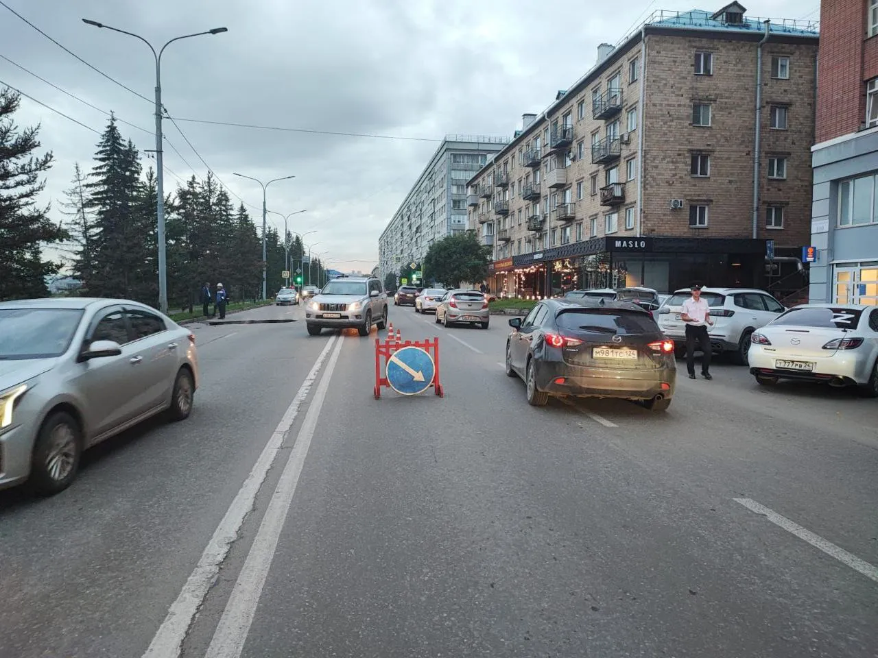 В Красноярске на Дубровинского из-за коммунальной аварии провалился асфальт