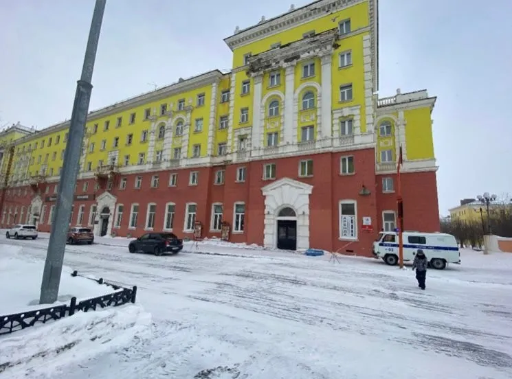 На севере Красноярского края промышленный альпинист сорвался с пятого этажа и погиб