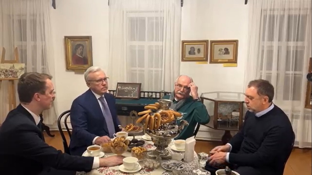 Никита Михалков посетил музей-усадьбу Сурикова в Красноярске