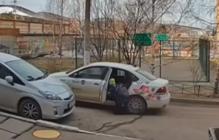 В Красноярске 9-летняя девочка получила травму в такси