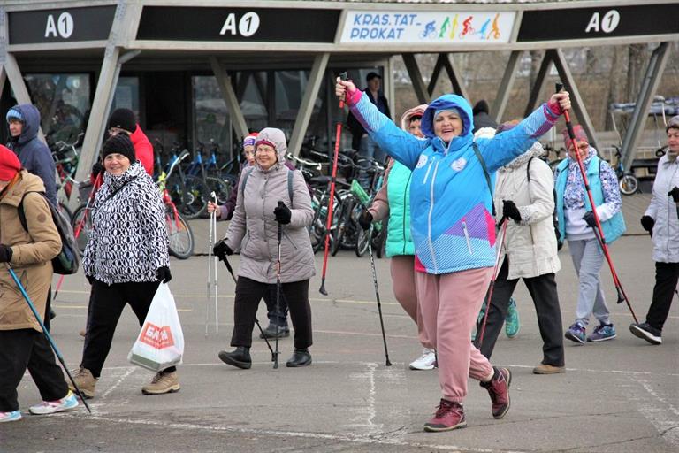 Красноярцев приглашают на бесплатные занятия северной ходьбой