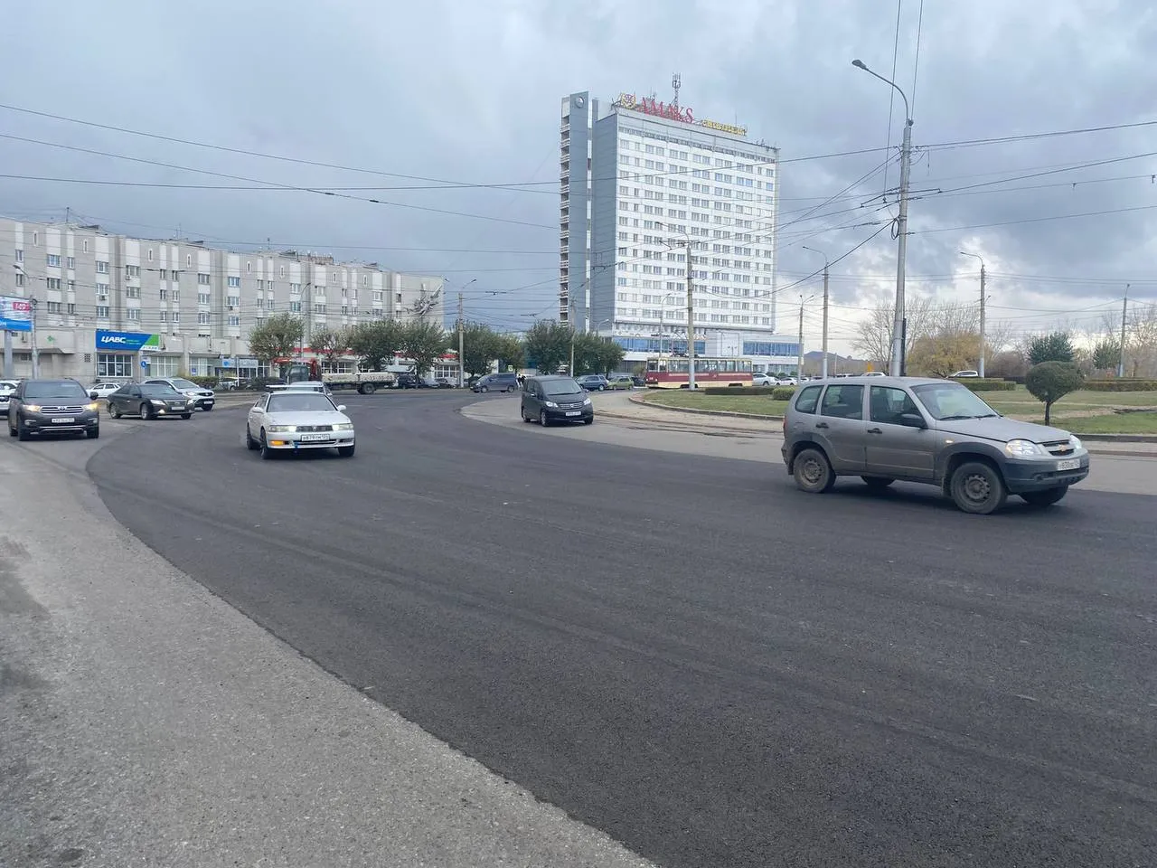 В Красноярске на кольце Предмостной площади уложили новый асфальт