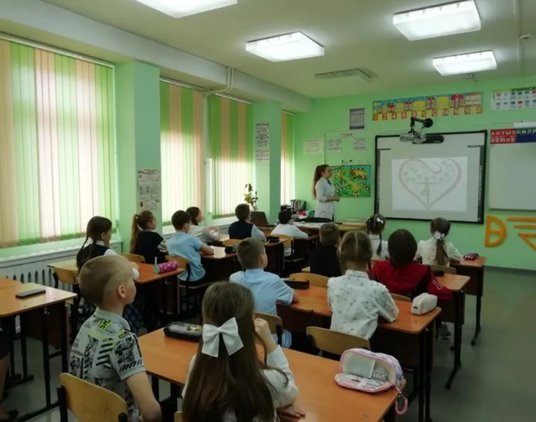 Ученикам школы № 152 рассказывают о трёх принципах рационального питания