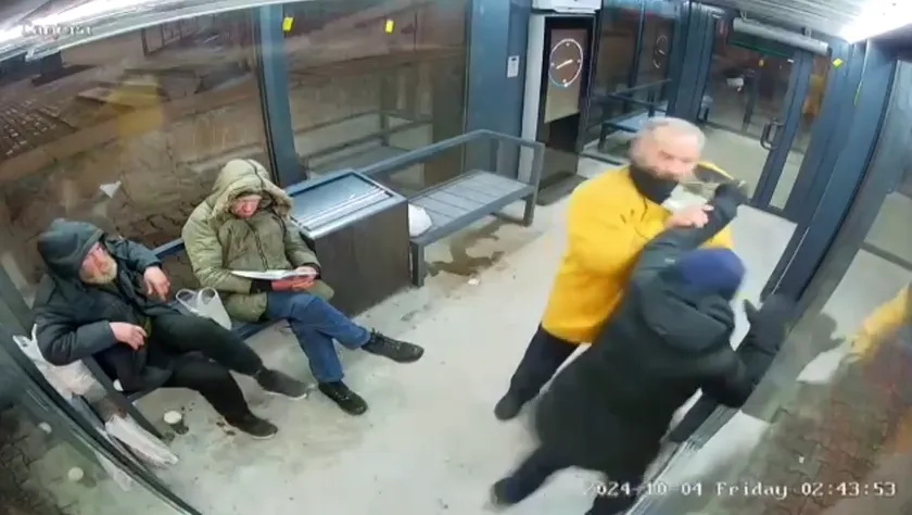 В Красноярске пьяные мужчины подрались и разбили теплую остановку