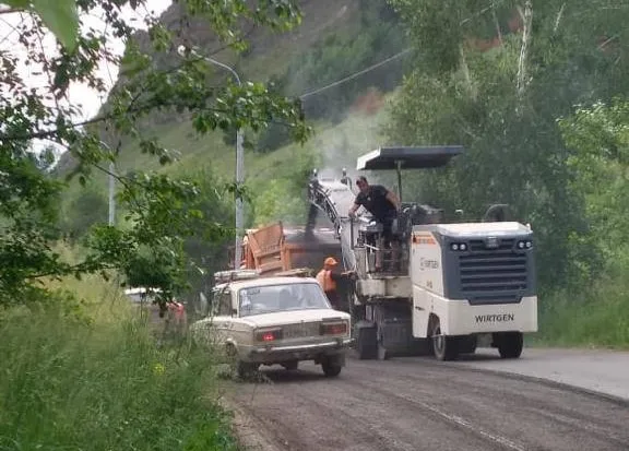 В Красноярске меняют асфальт на улице Лесной