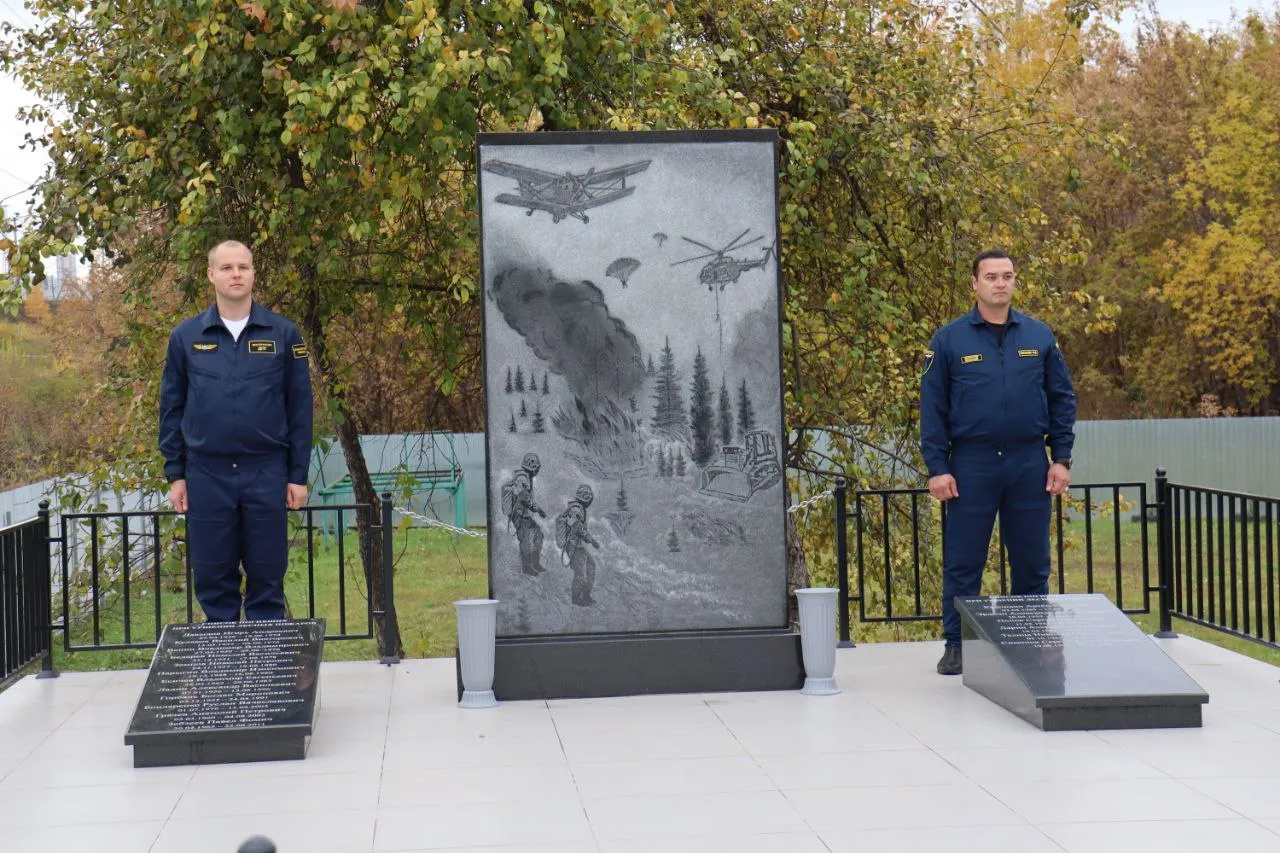 В Красноярске установили мемориал погибшим лесным пожарным