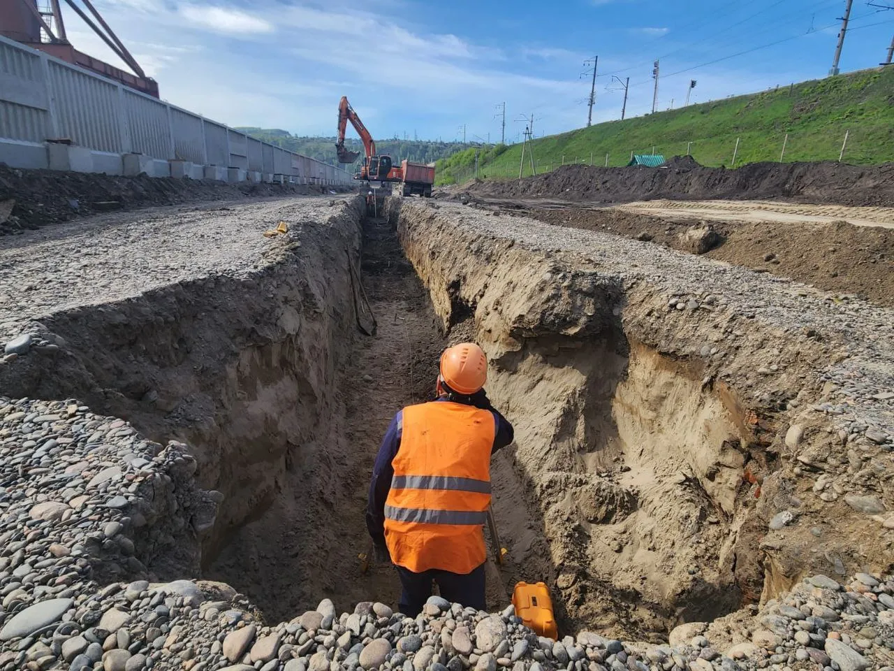 На новой развязке на Пашенном в Красноярске обустраивают ливневку
