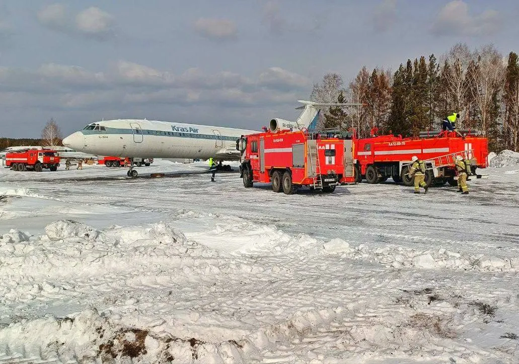 В аэропорту Красноярск прошли учения по тушению пожаров в самолётах