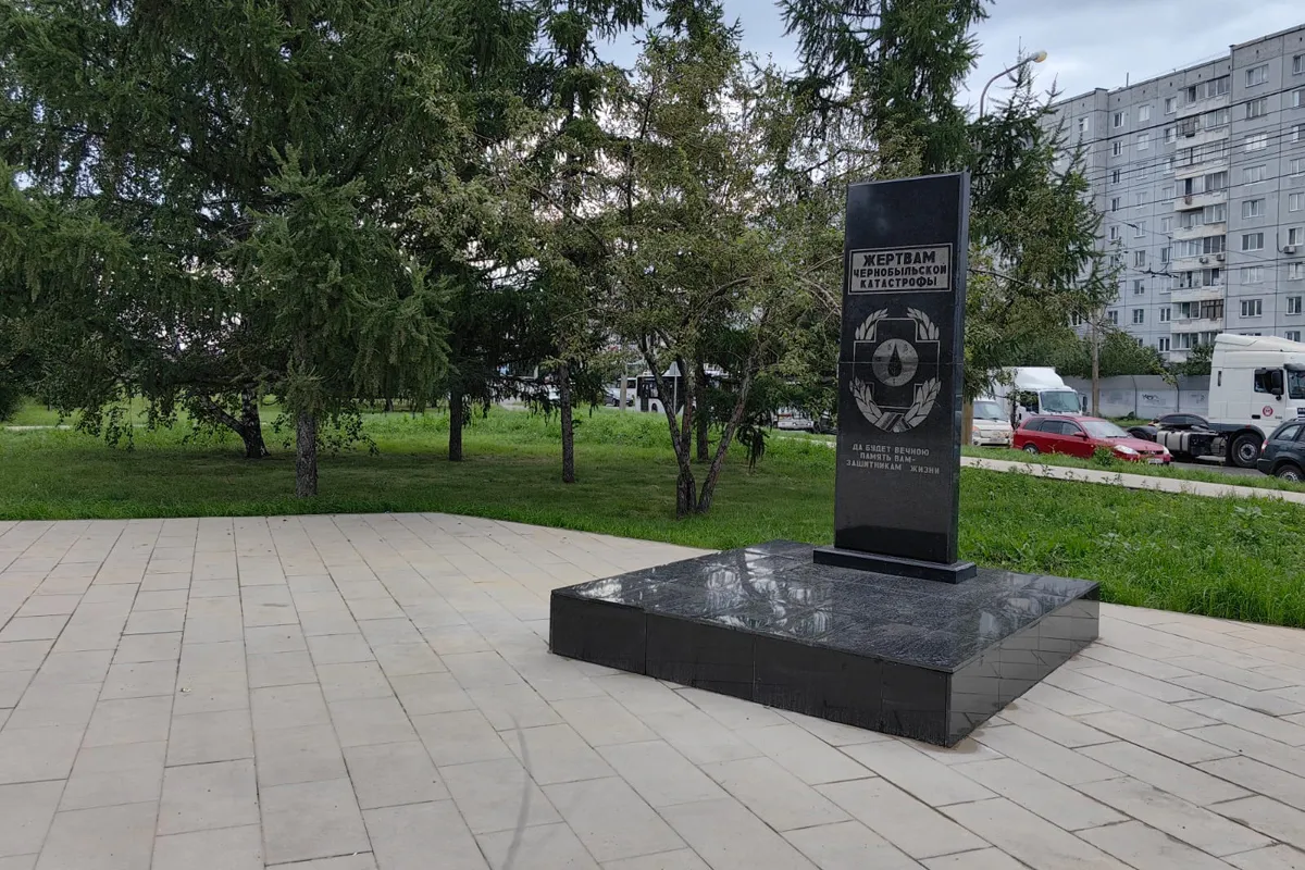 Памятник героям Чернобыля перенесли с площади Победы в сквер в Советском районе Красноярска