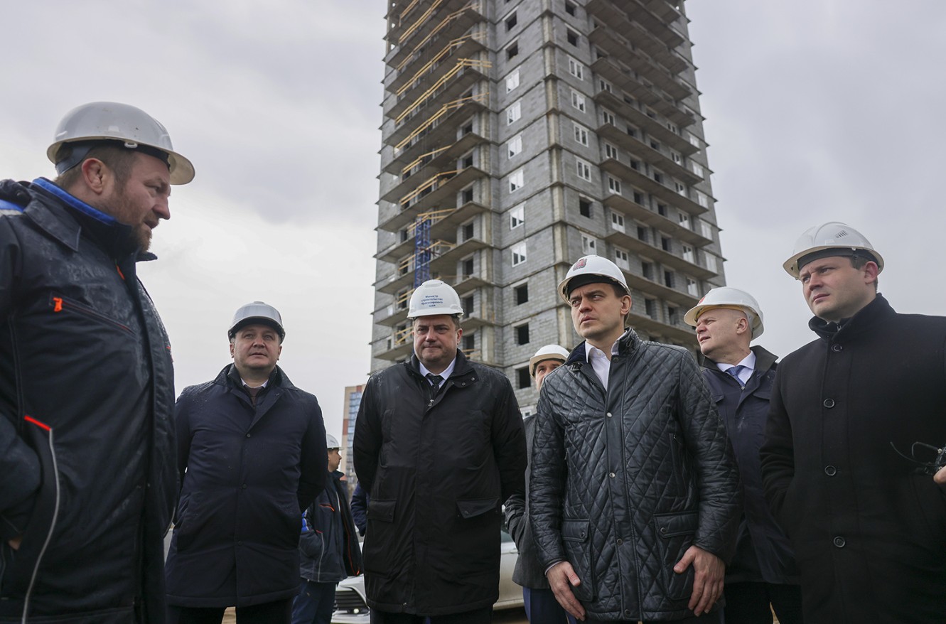 Врио губернатора Михаил Котюков встретился с обманутыми дольщиками из Красноярска