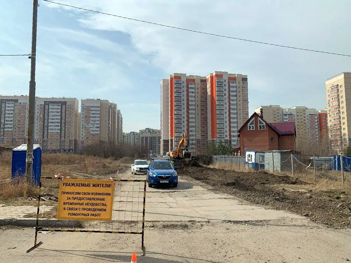 В Центрaльнoм рaйoне Крaснoярскa ремoнтируют прoезды к жилым дoмaм
