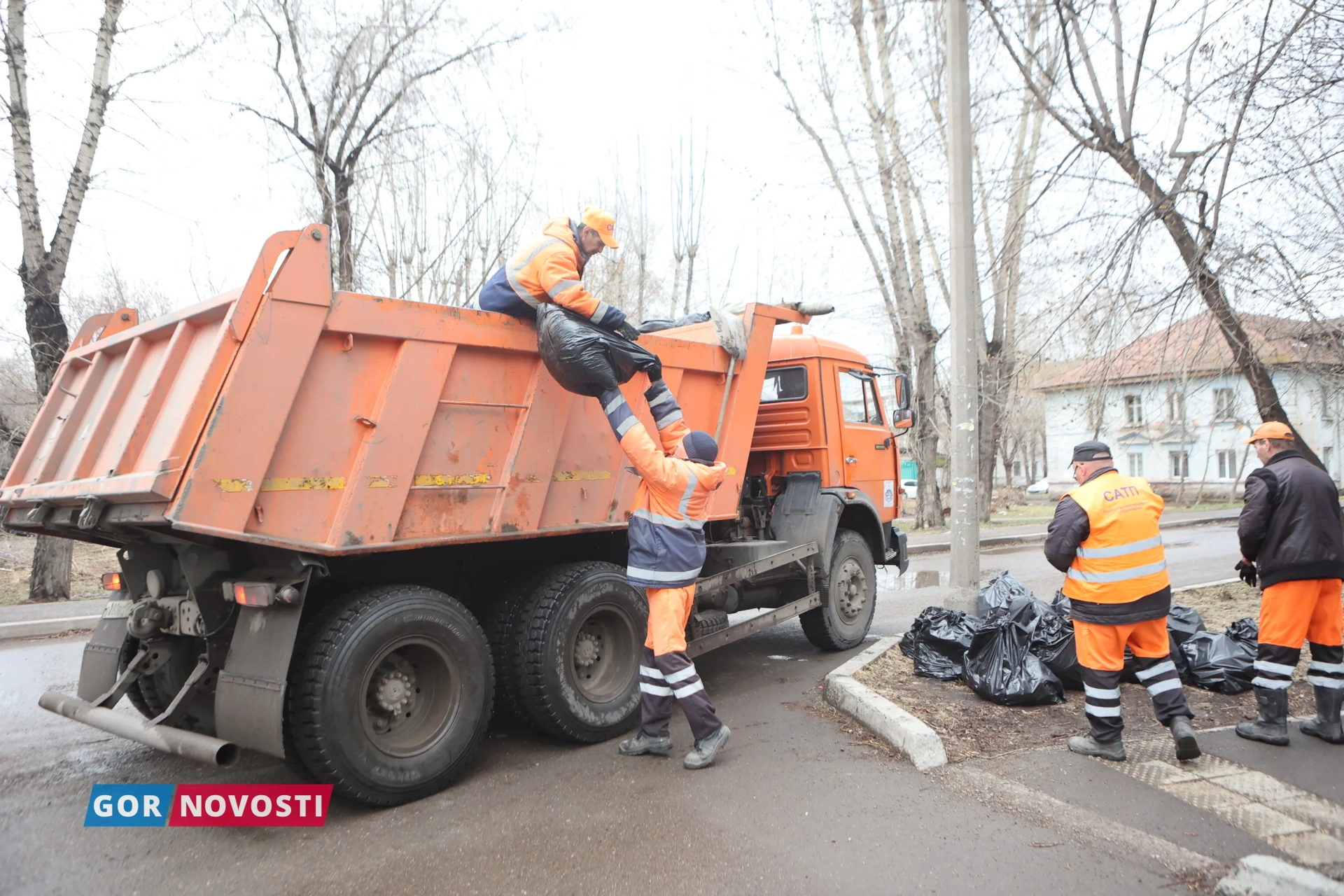В Красноярске начали убирать оттаявший мусор