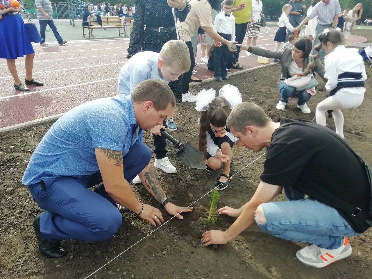 В Красноярске первоклассники высадили шесть тысяч деревьев