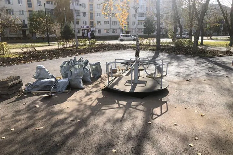 В Красноярске на улице Вавилова благоустраивают новую детскую площадку