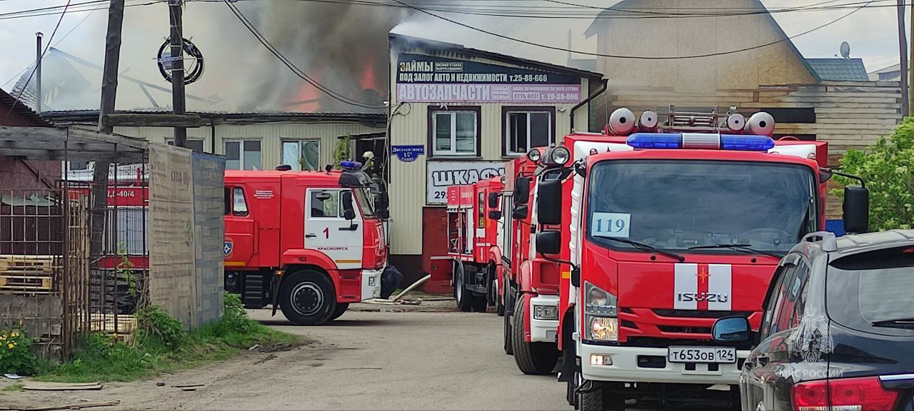 В центре Красноярска загорелось офисное здание